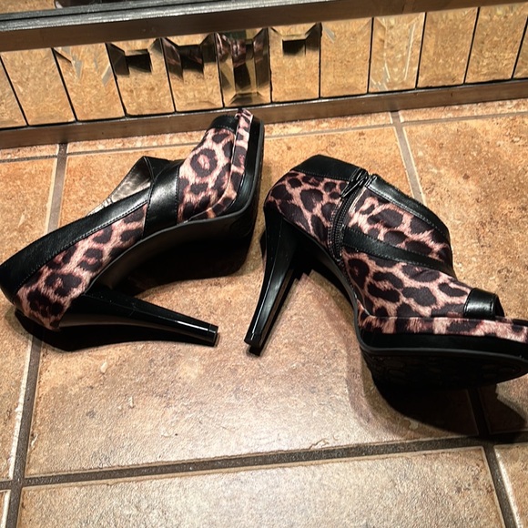 NWOT Carlos Santana Open Toe Booties - Picture 5 of 8